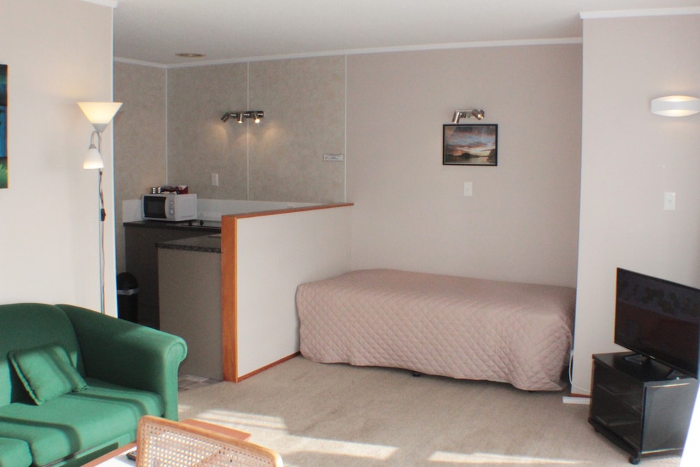 Ala Moana Motel 8/68
