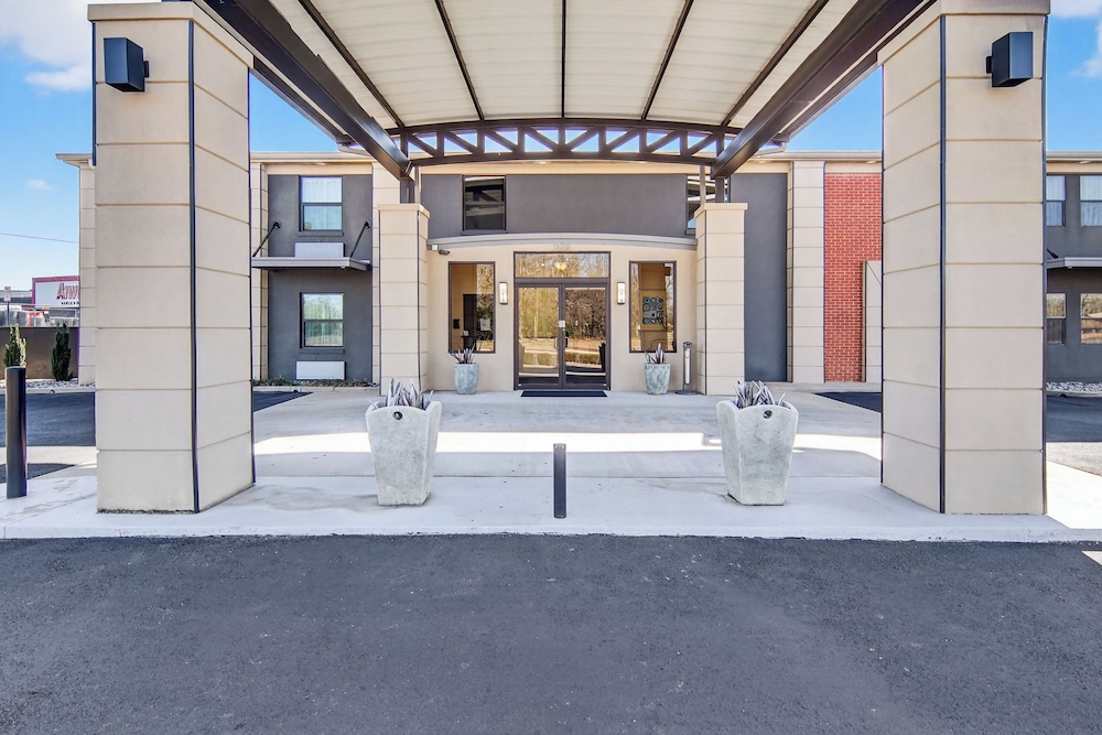 12 Oaks Hotel 12/50