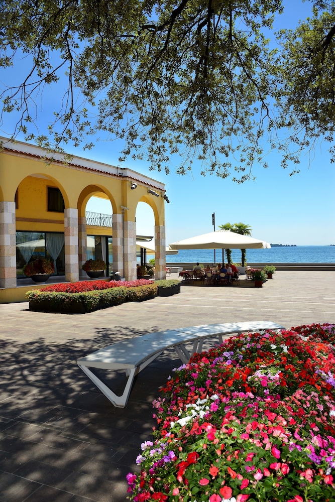 Du Lac Hotel 5/69