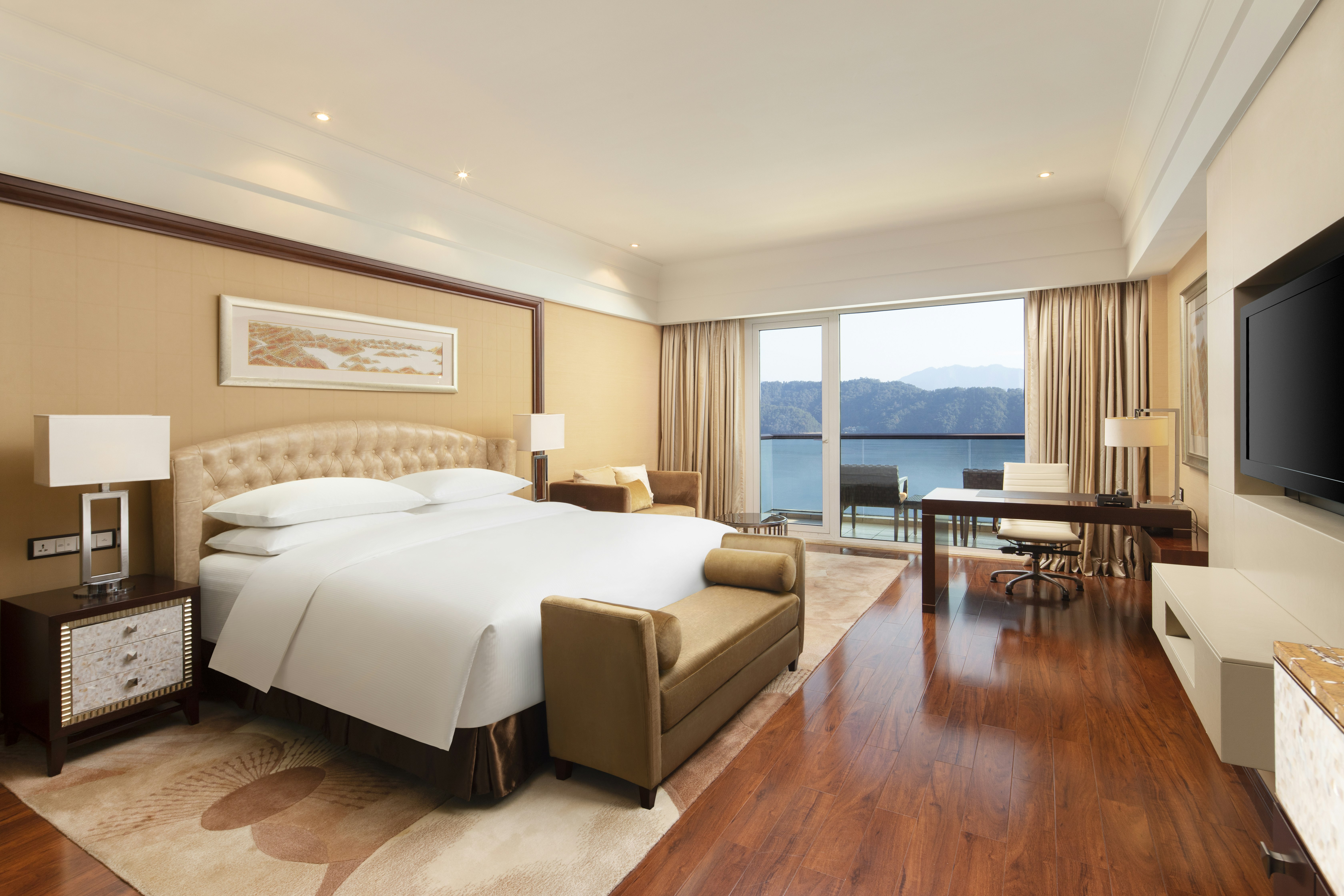 Grand, King Bed, Lake View