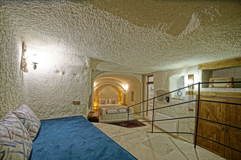 Risus Cave Suites 22/55