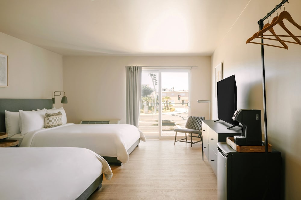 Hotel Solarena Newport Beach, a Dazzler Select by Wyndham 4/20