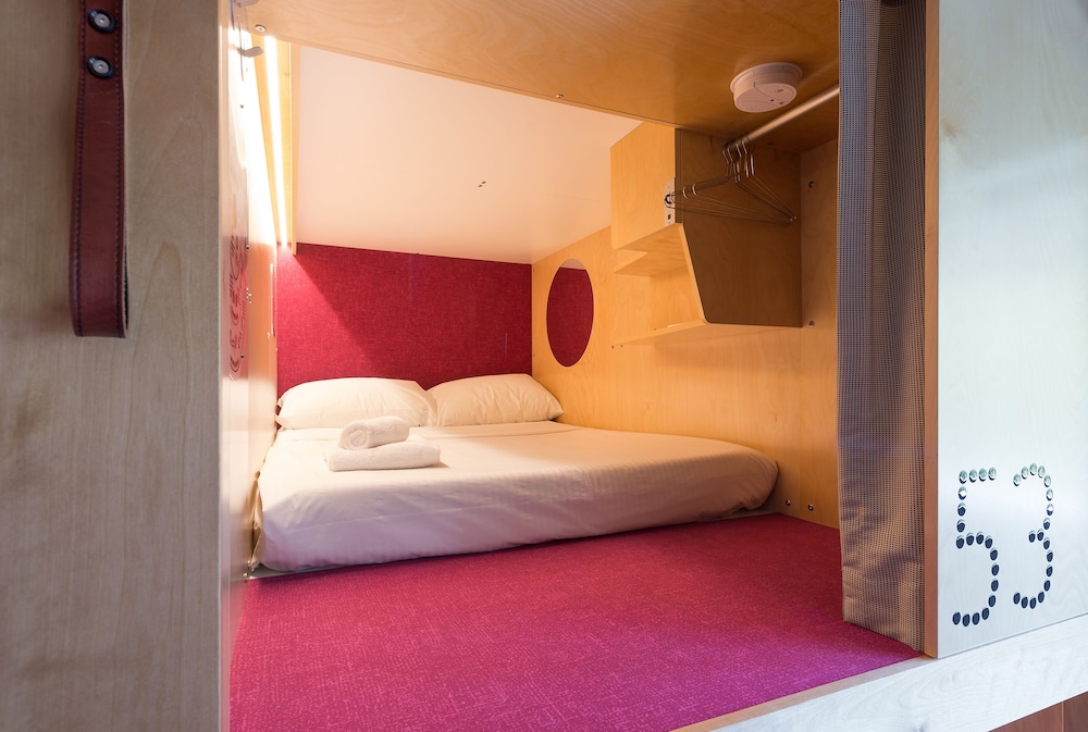 FRONT ENTRY POD, DOUBLE BED