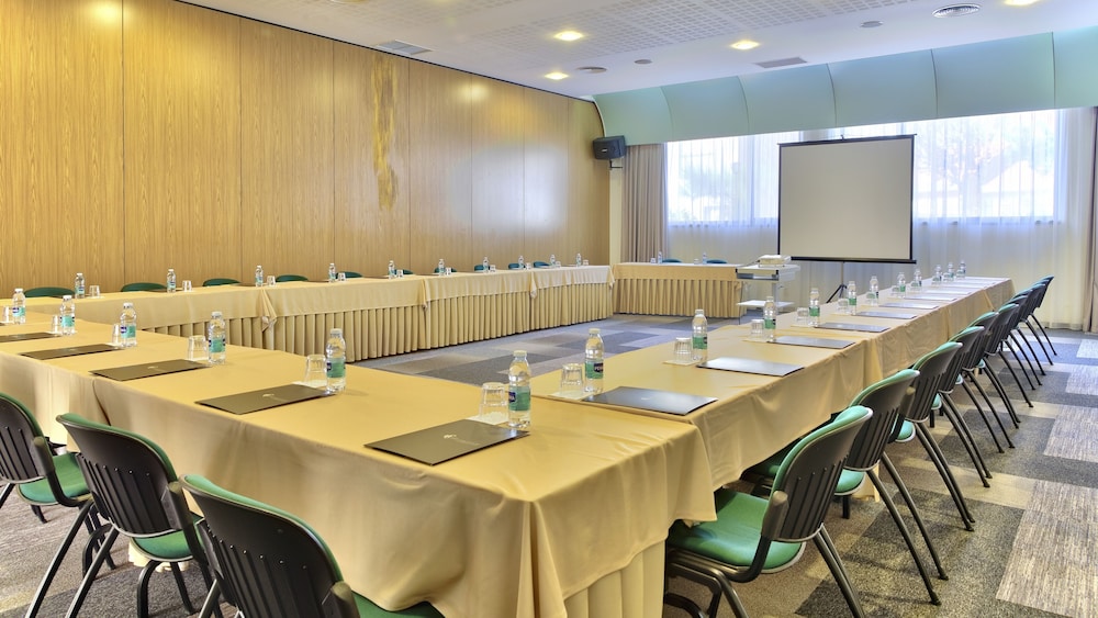 Hotel Cinquentenario & Conference Center 58/63