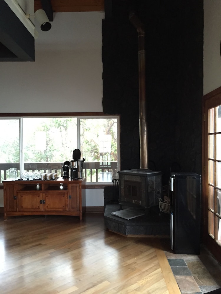 Volcano Acres Ranch Bed and Breakfast 12/75