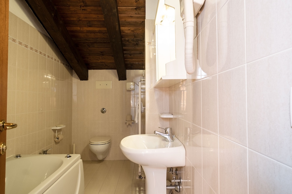 Hotel Villa Sara 56/60