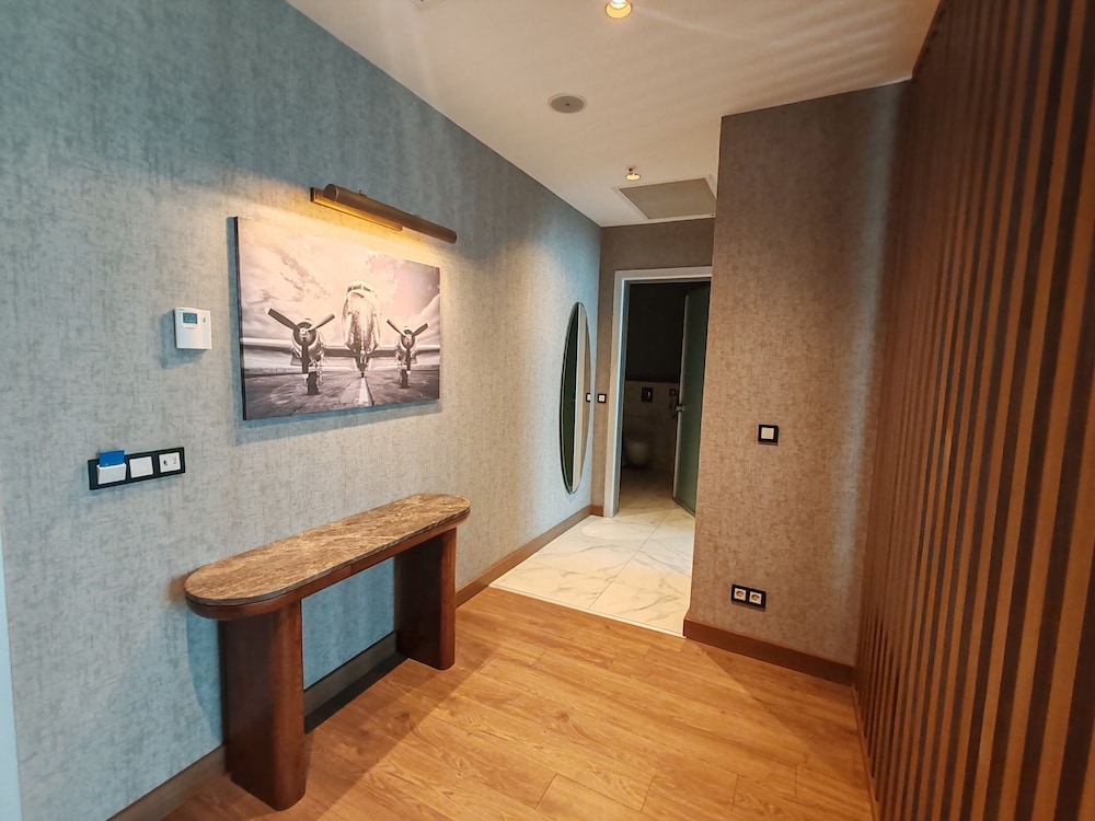 ISG Airport Hotel 8/63