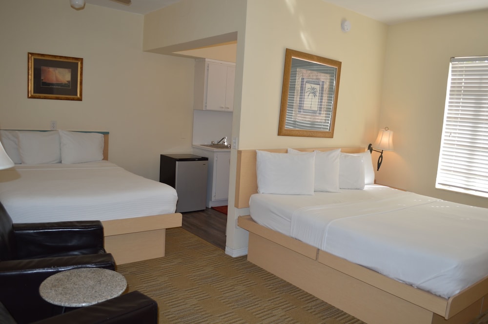 STUDIO, KING AND QUEEN BED, KITCHENETTE