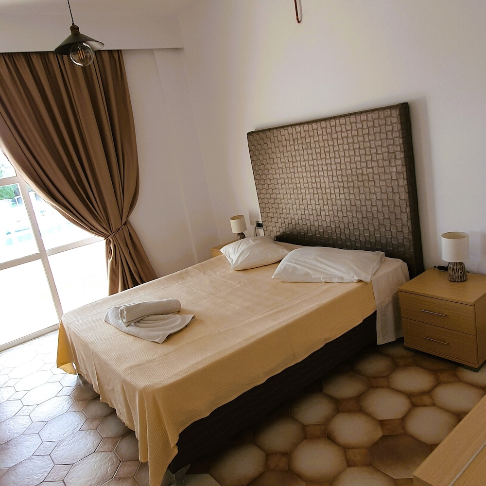 Maroula Blue Studios And Suites 29/70