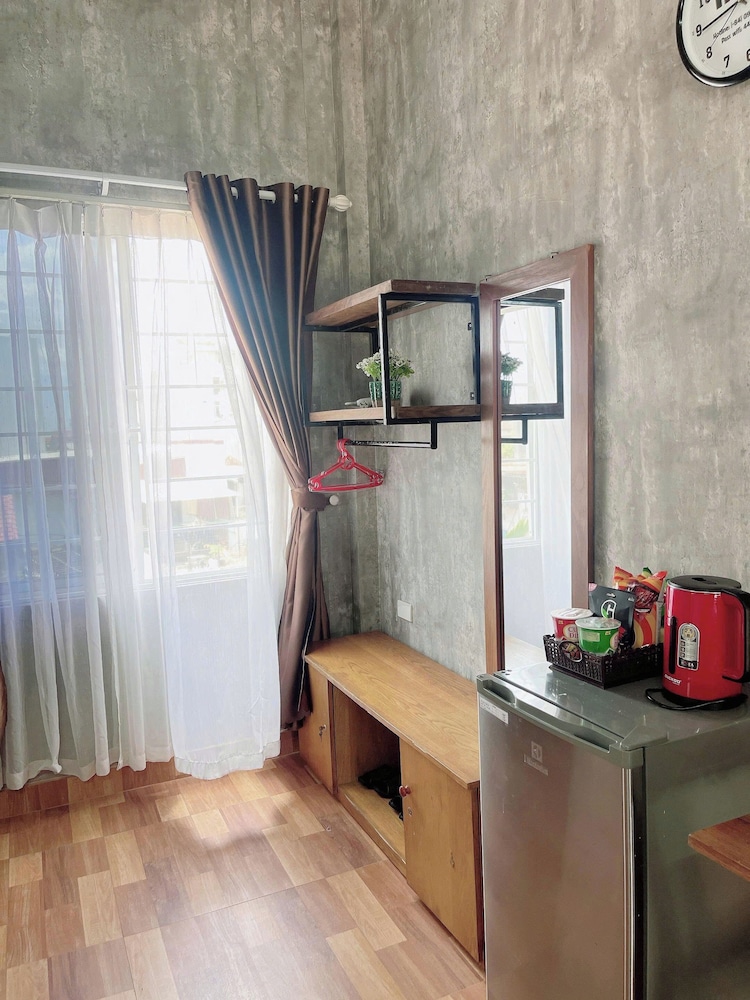 Amy Hostel Hue 10/65