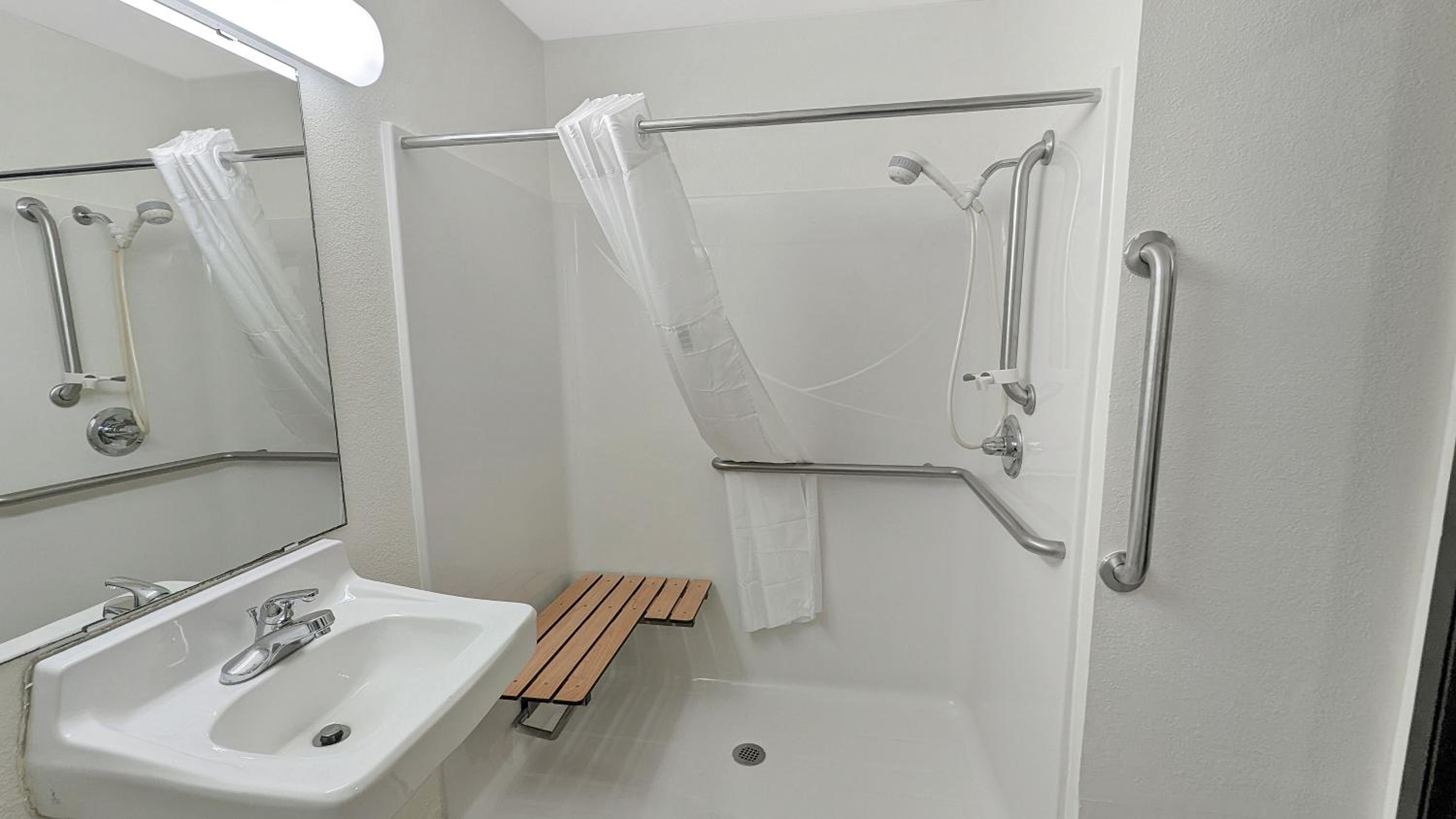 Room, King Bed, Accessible, Estherville Hotel Amp Suites 4/5