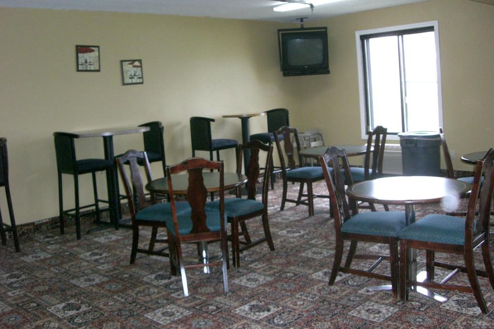 Norwood Inn Suites Roseville 27/30