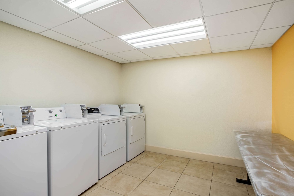 La Quinta Inn & Suites by Wyndham Danbury 10/58