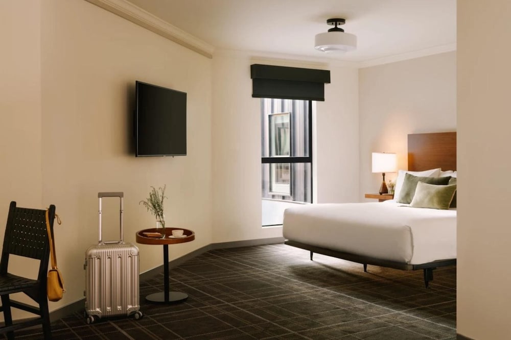 SIGNATURE, KING BED