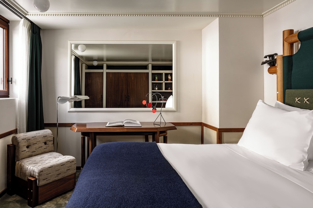 Glacier, Suite, King Bed, Sofa, Balcony