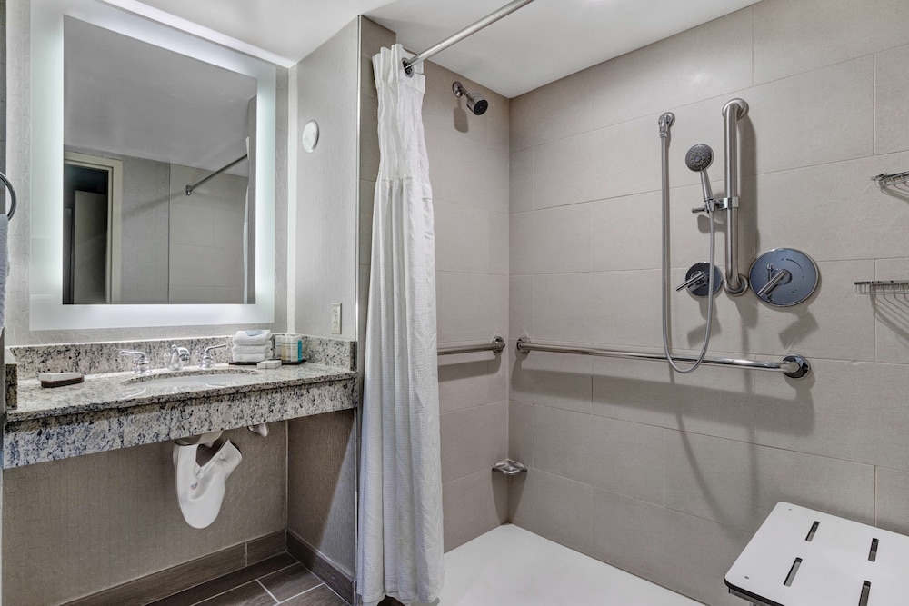 Embassy Suites by Hilton Seattle Bellevue 14/76