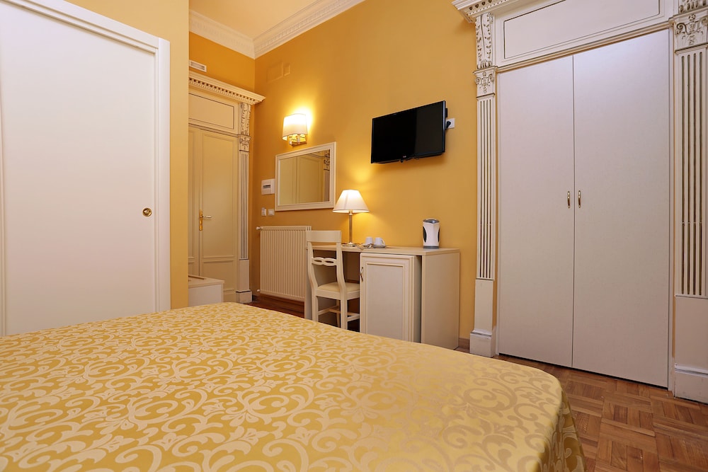 ROOM, DOUBLE BED