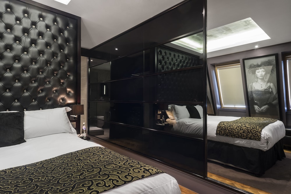 Le Monde Hotel 10/50
