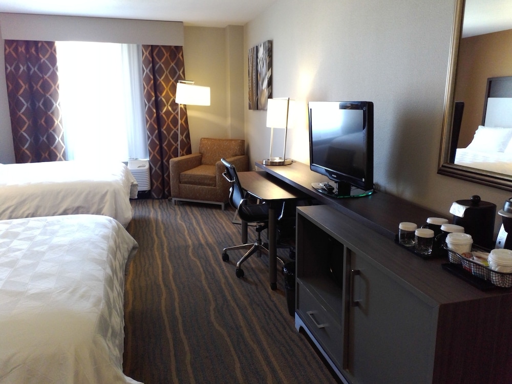 Holiday Inn & Suites Albuquerque-North I-25 37/48