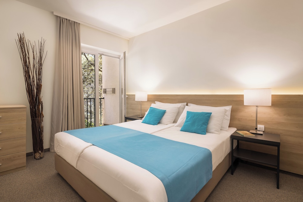 Superior, Suite, Queen Bed, Sea Side, Sofa, Balcony