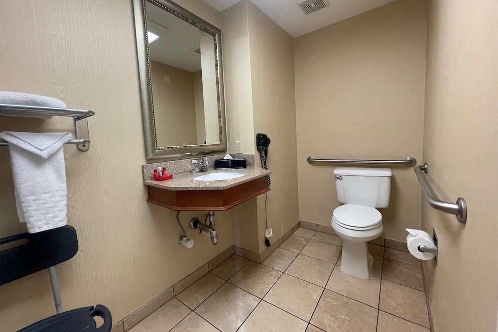 جناح بسرير كينج بغرفة نوم واحدة لذوي الإعاقة، Baymont Inn & Suites by Wyndham Tempe University/Phoenix 2/2