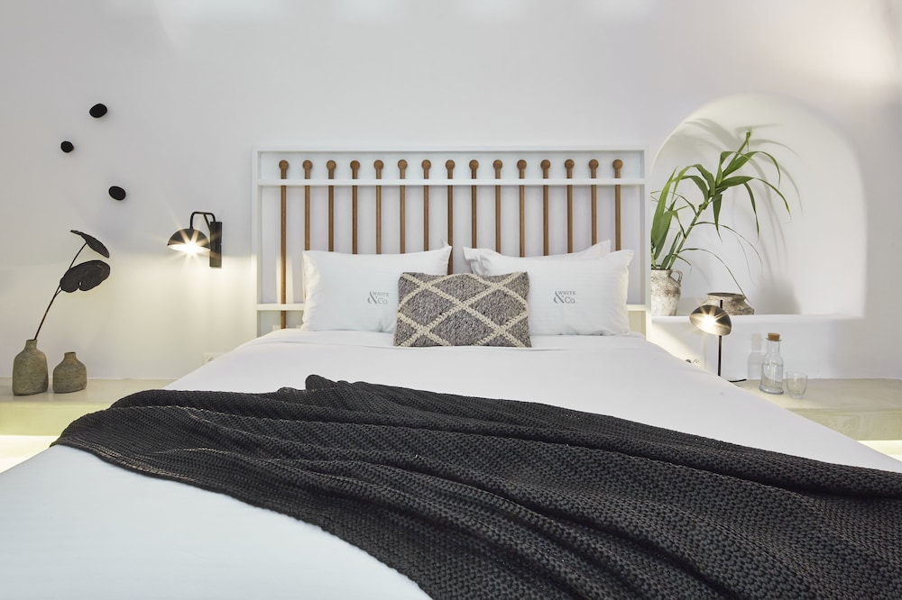 White And Co. La Torre Suites 15/50
