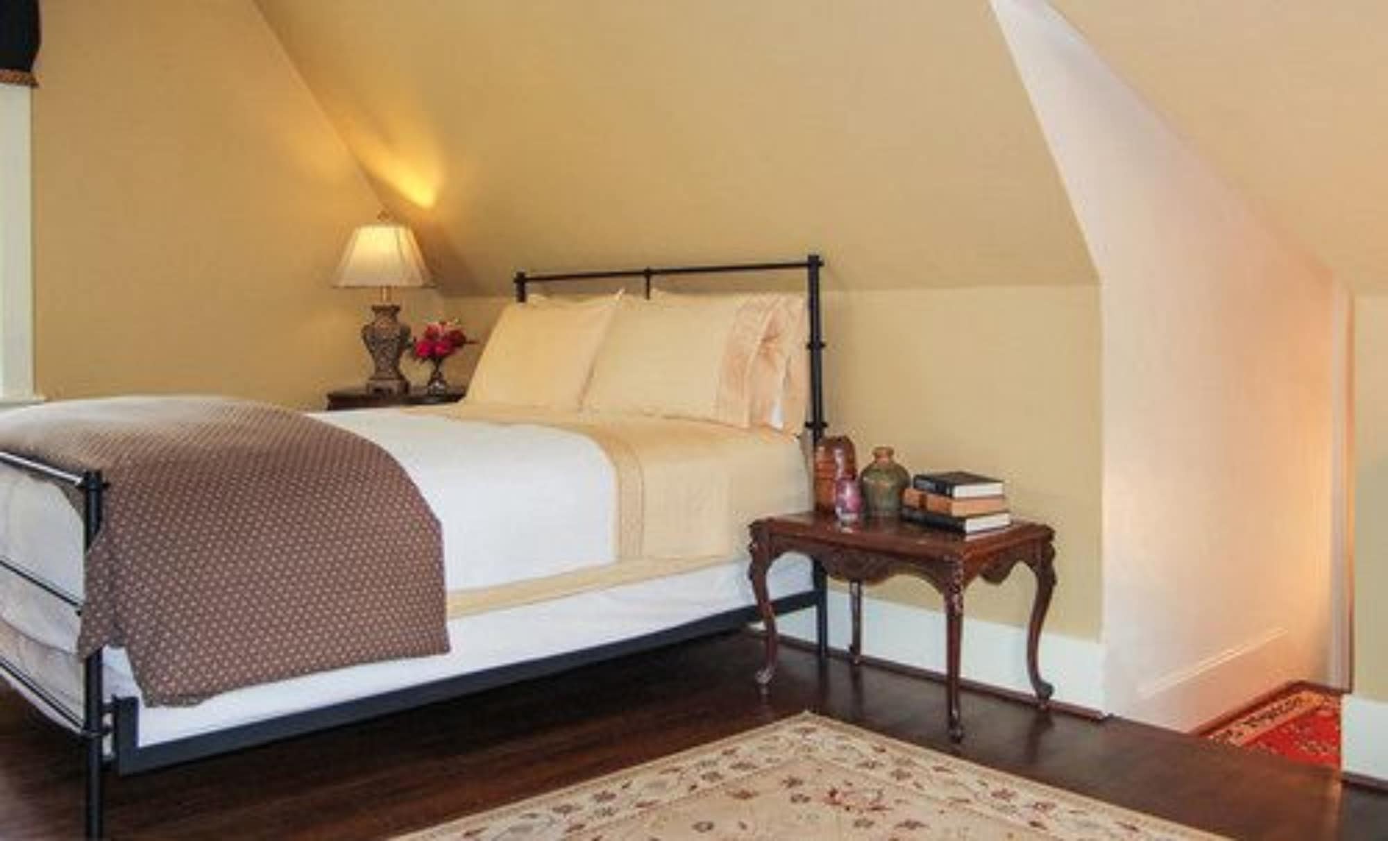The Point, Queen Bed