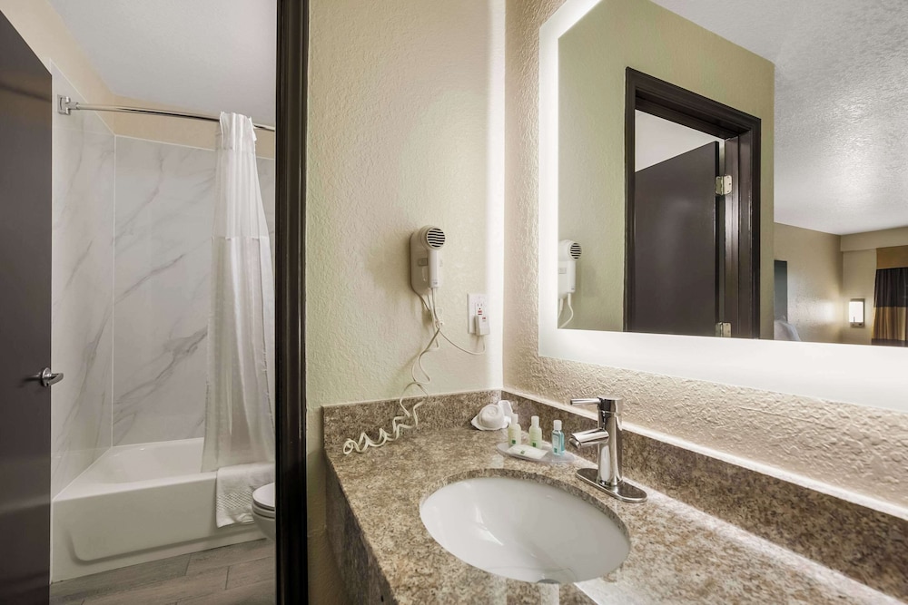 غرفة قياسية بسرير كينج، Quality Inn Commerce at I-85 7/10