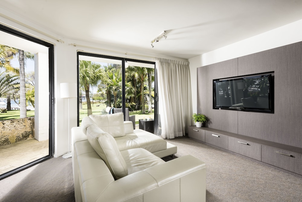 Pier 21 Apartment Hotel 48/60