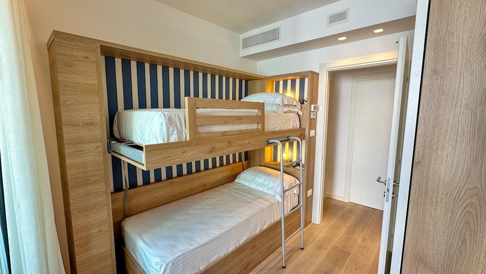 شقة سوبيريور فاخرة بسرير بطابقين وسريرين كوين بغرفتي نوم مع أريكة، Residence Charming Apartments 2/3