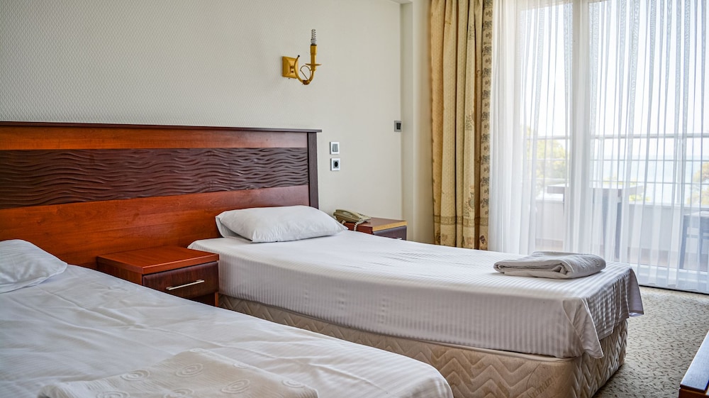 Lake Life Hotel 11/50