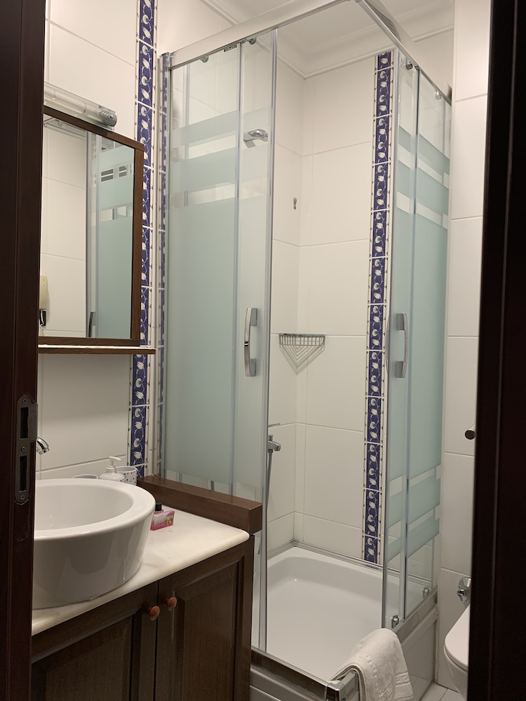 Ada Hotel 74/77