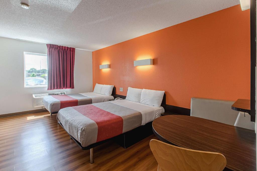 2 Full Beds - Non-Smoking، Motel6 Omaha, NE - Central 4/10