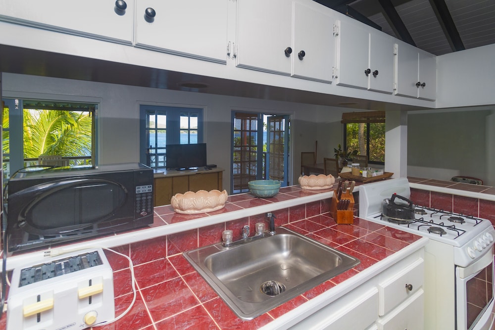 Bequia Beachfront Villa Hotel 69/83