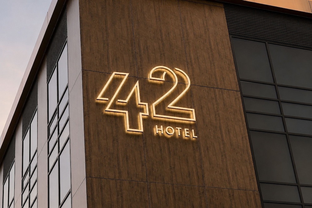 Hotel 42 3/48