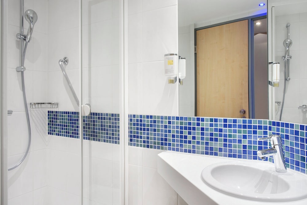 غرفة قياسية بسرير كوين في طابق منخفض في الطابق الأرضي، HOLIDAY INN EXPRESS BADEN BADEN 5/5