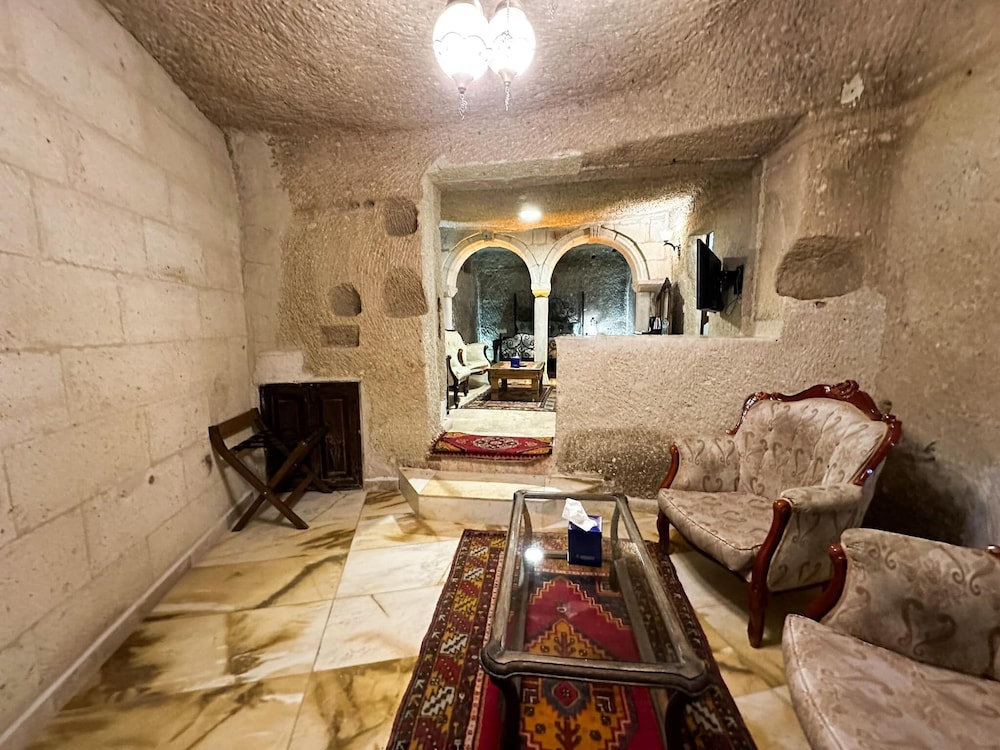 Shoestring Cave House 26/50