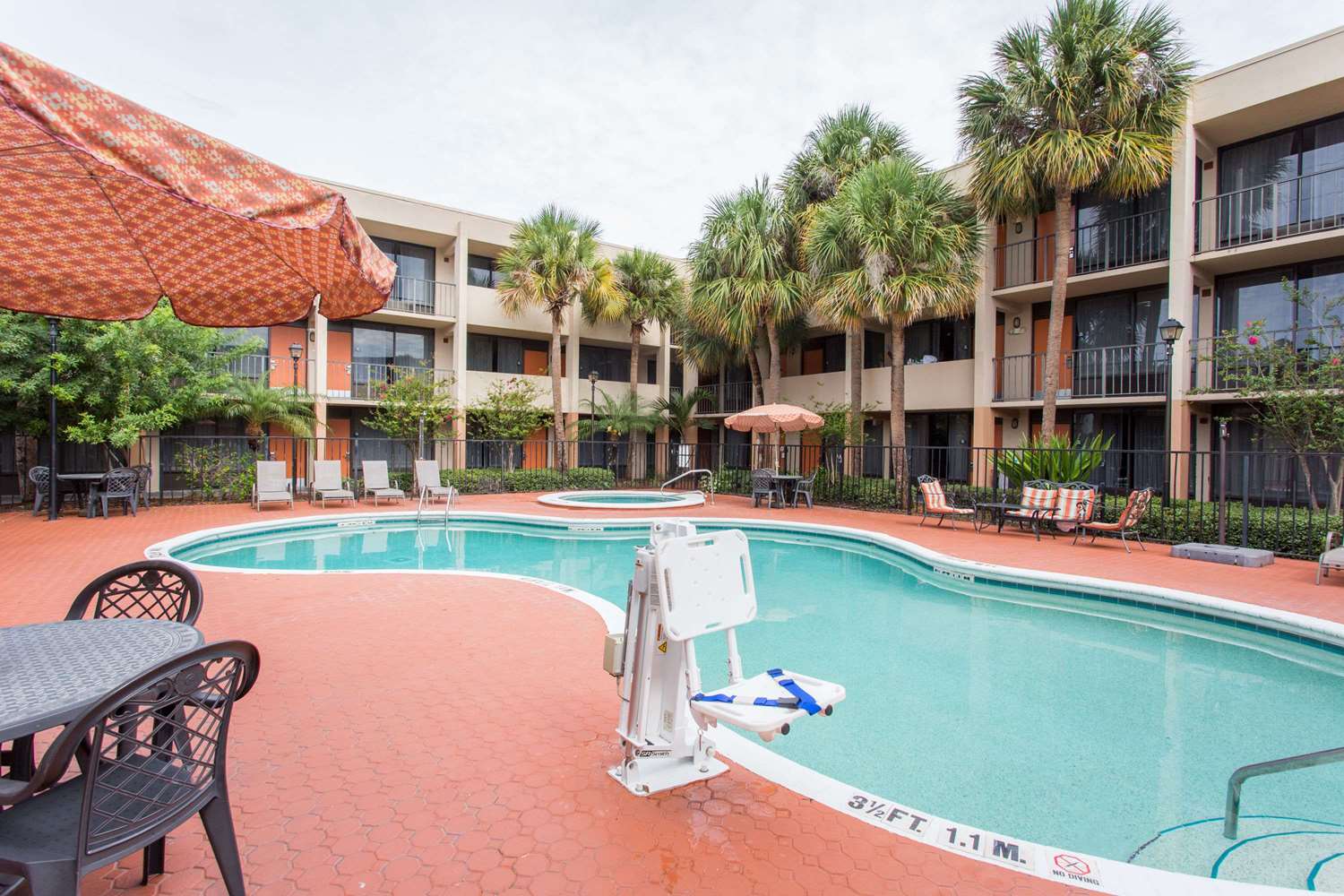 Days Inn & Suites by Wyndham Orlando Airport 25/28