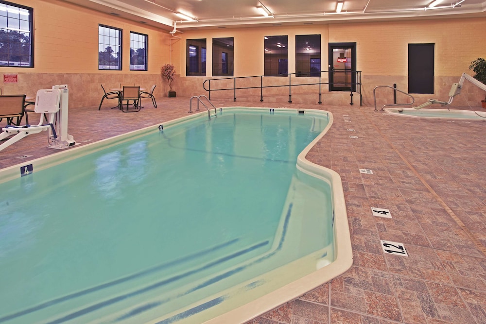 La Quinta Inn & Suites Summersville / New River National Park 1/47