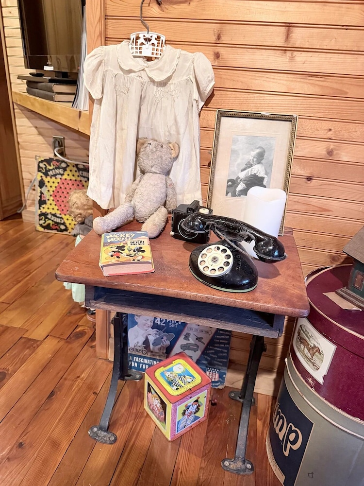 The Queen, A Victorian Bed and Breakfast 64/74