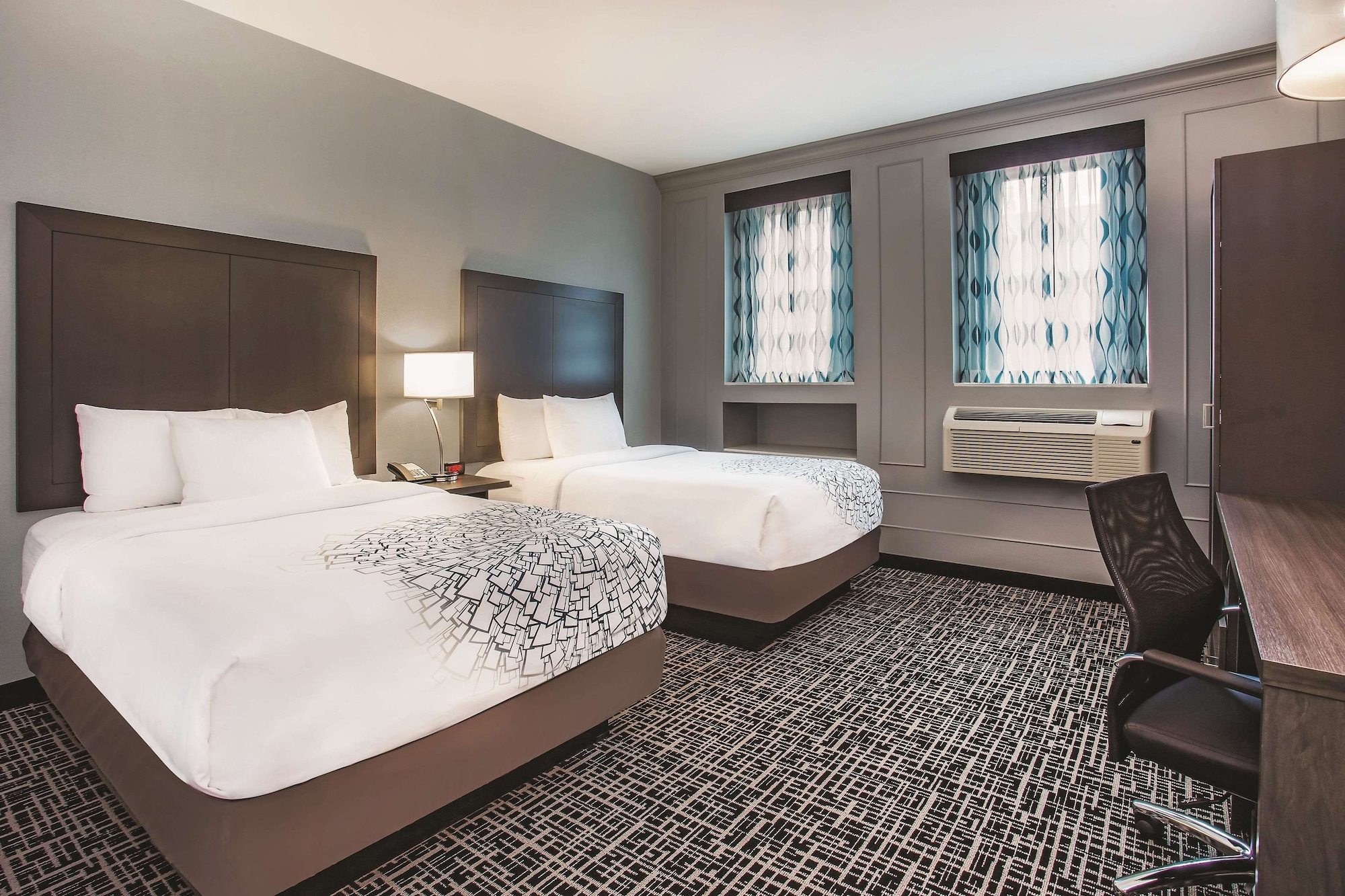 DELUXE, 2 DOUBLE BEDS