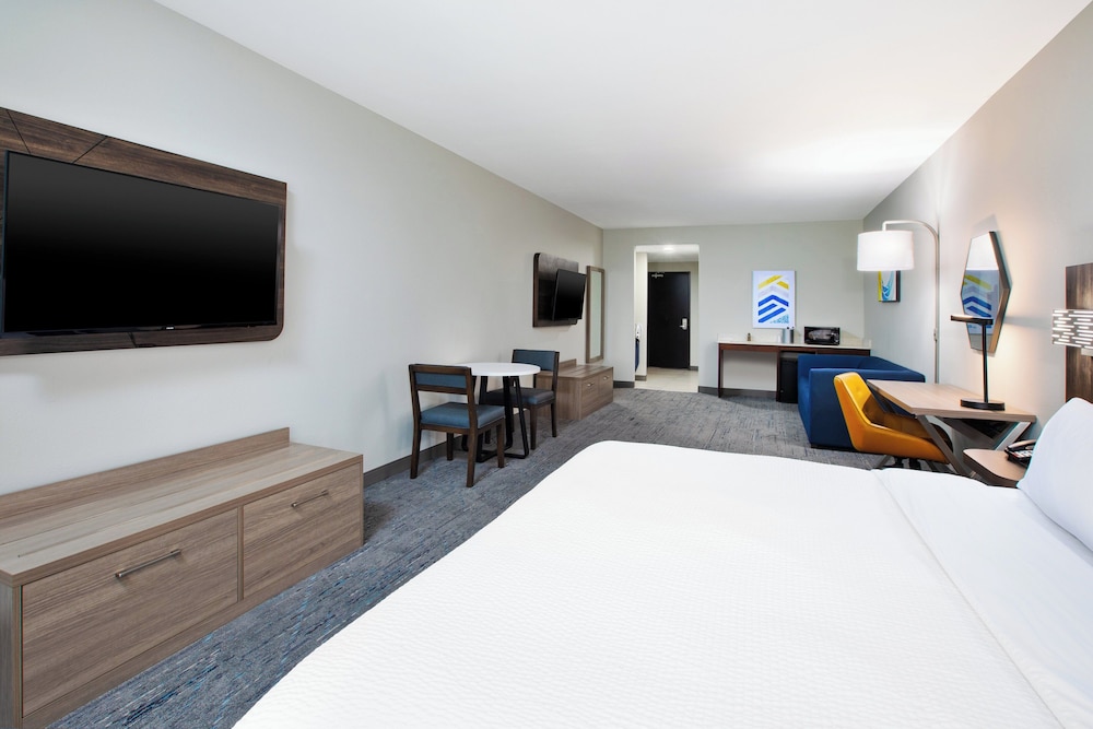 Suite, King Bed, Sofa, Accessible