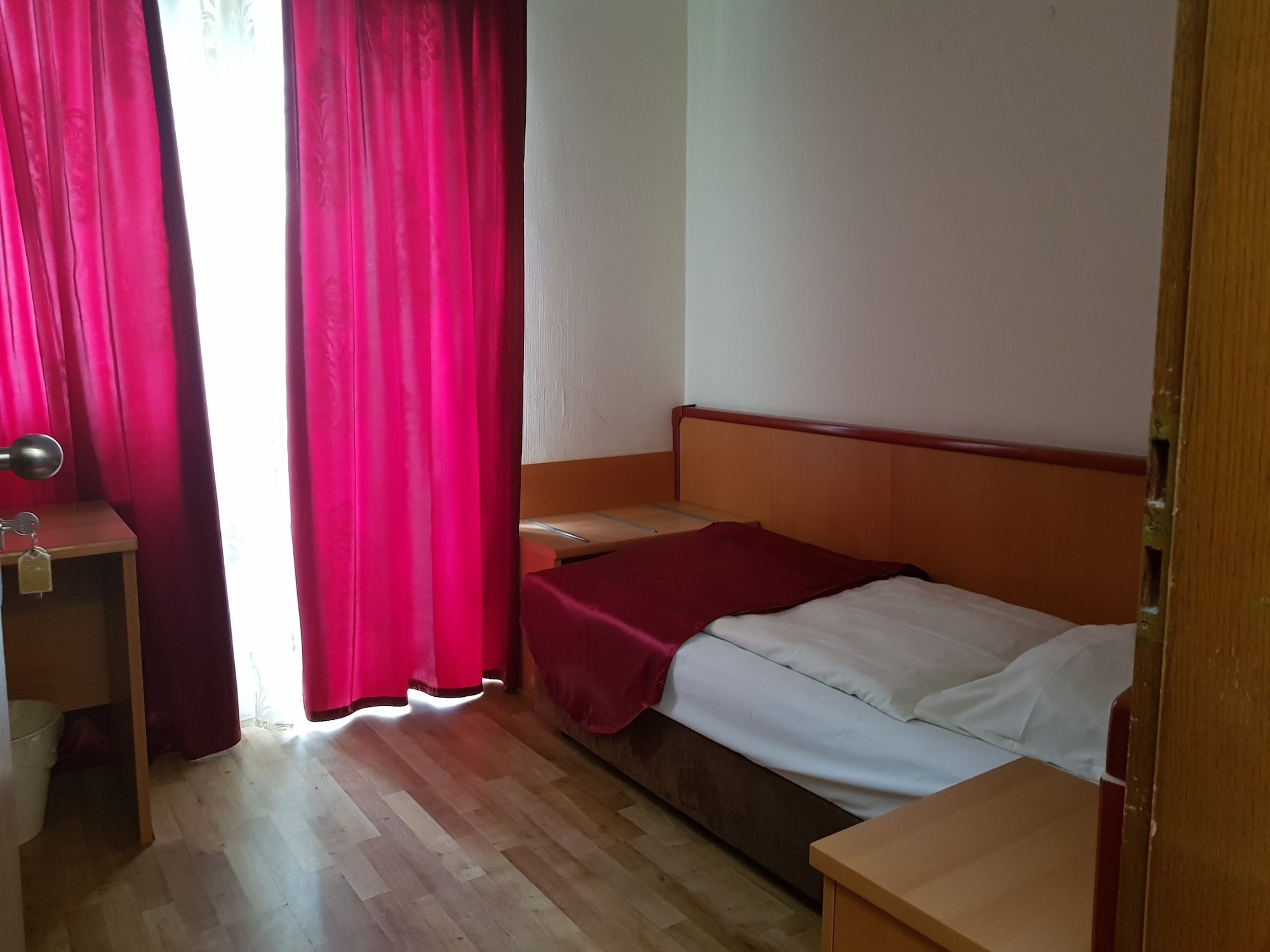 ROOM, SINGLE, SINGLE BED