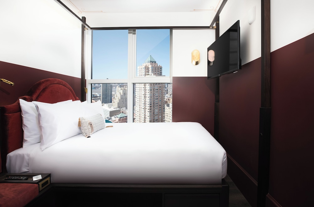 Cozy, Skyline, Queen Bed