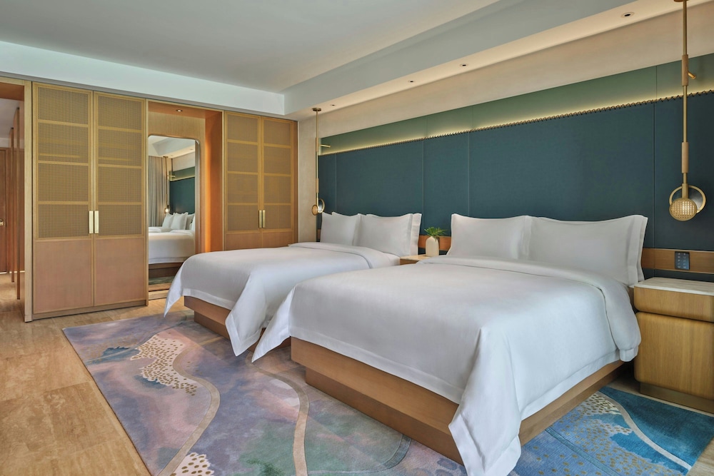 Deluxe, 2 Queen Beds, Pool Side, Balcony