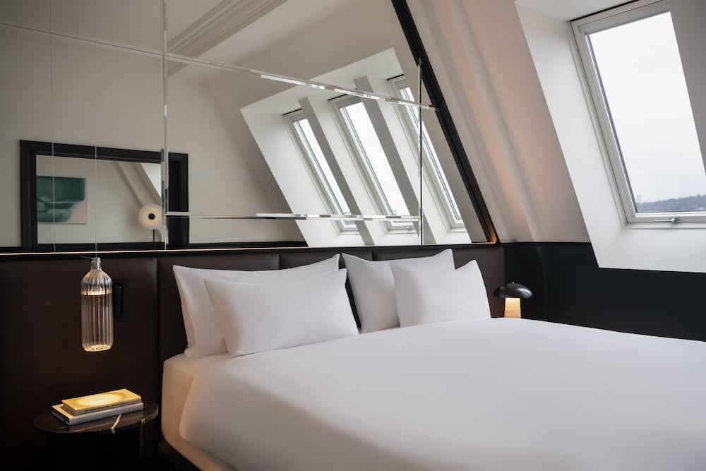 Almanac X, Suite, King Bed, Castle View