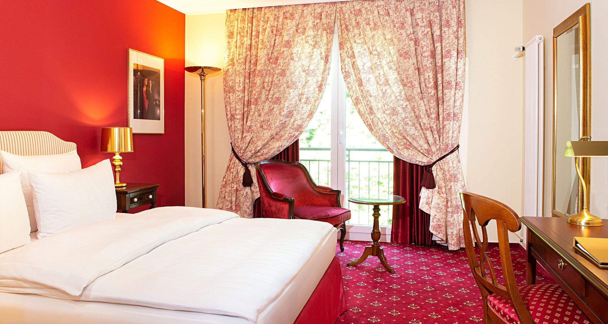Classic, Queen Bed, Hill View