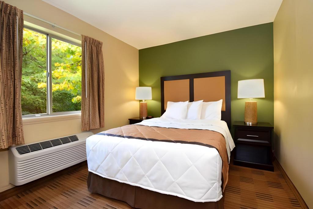 ROOM, QUEEN BED