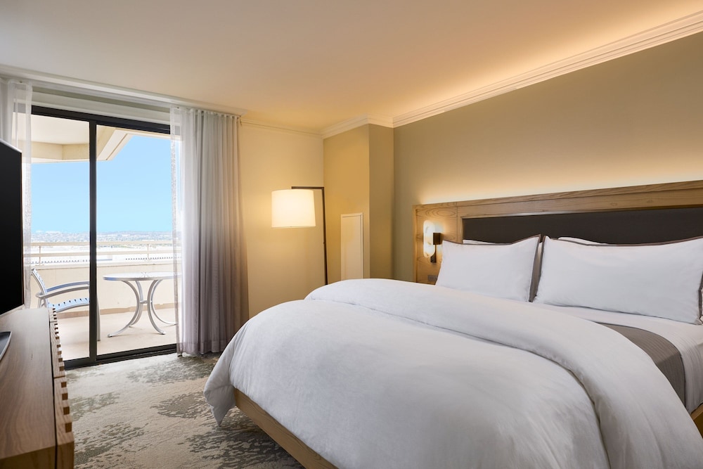 Deluxe, Suite, King Bed, Sofa, Corner