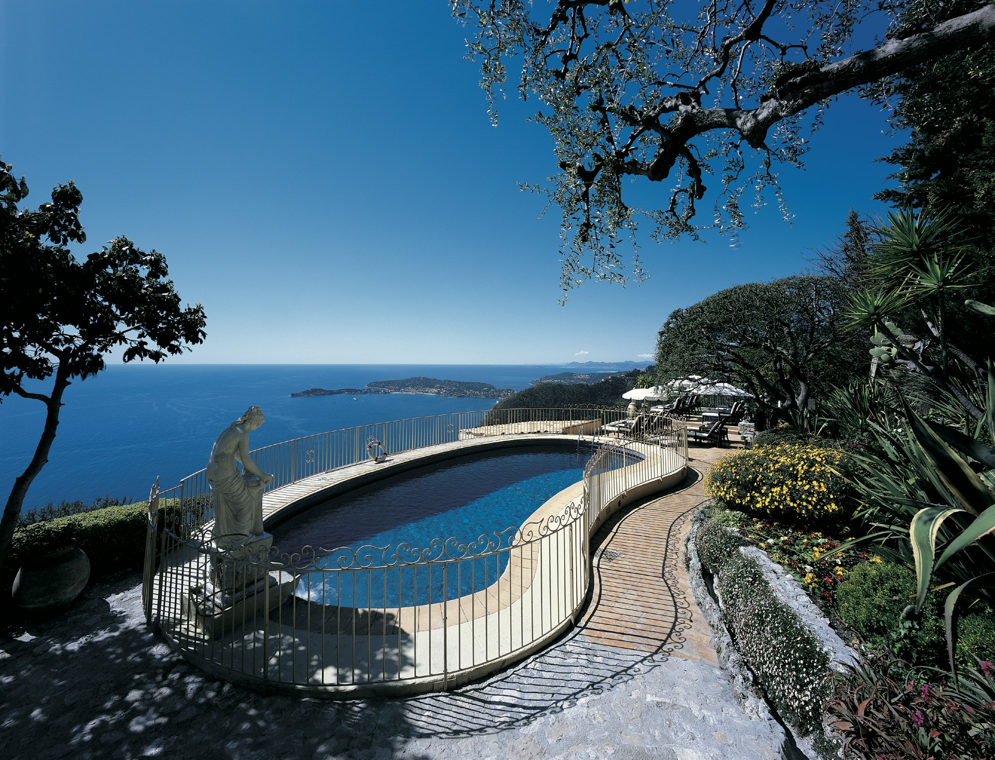 Chateau De La Chevre D Or 48/55